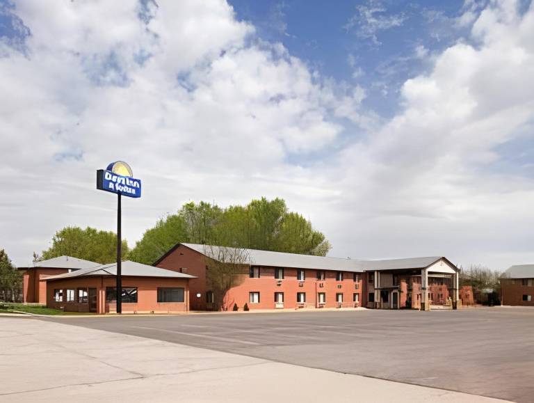 Days Inn & Suites by Wyndham Waterloo in Waterloo, IA