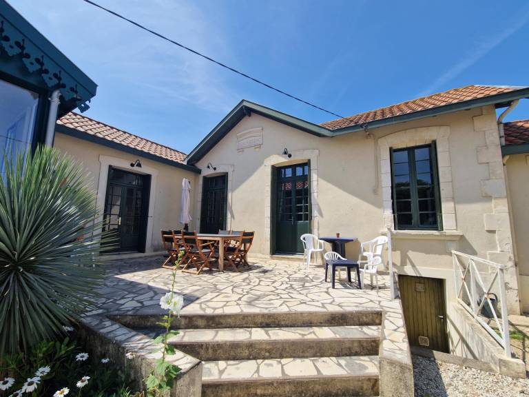 Coastal Villa with Garden, Near Beach & Casino – Sleeps 6, Pet Friendly — photo 2