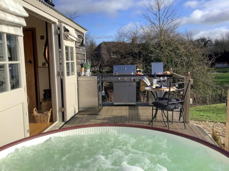 Cottage with garden & hot tub | Water view | Pet-friendly — photo 4
