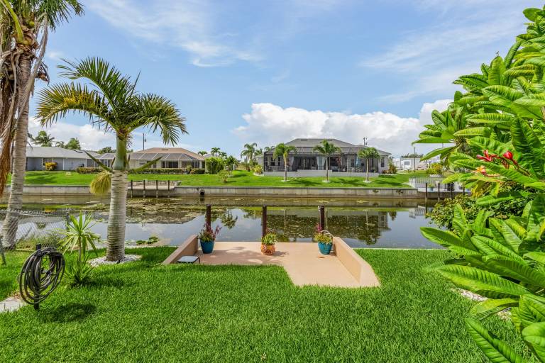 House with private pool & barbecue | Water view — photo 4