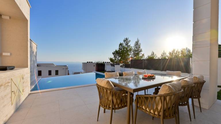 Villa with barbeque, garden & pool in Tucepi