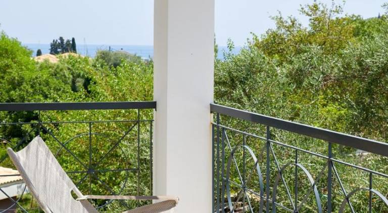 Holiday apartment with terrace, pool & garden — photo 3