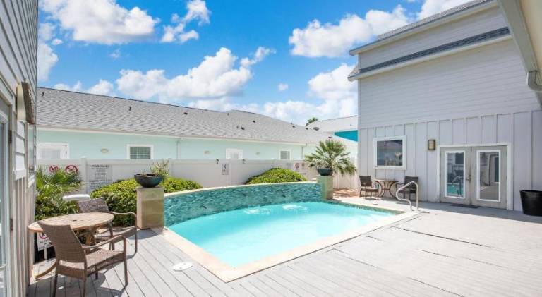 Big vacation home with pool | Beach nearby | Pets allowed in Port Aransas, TX