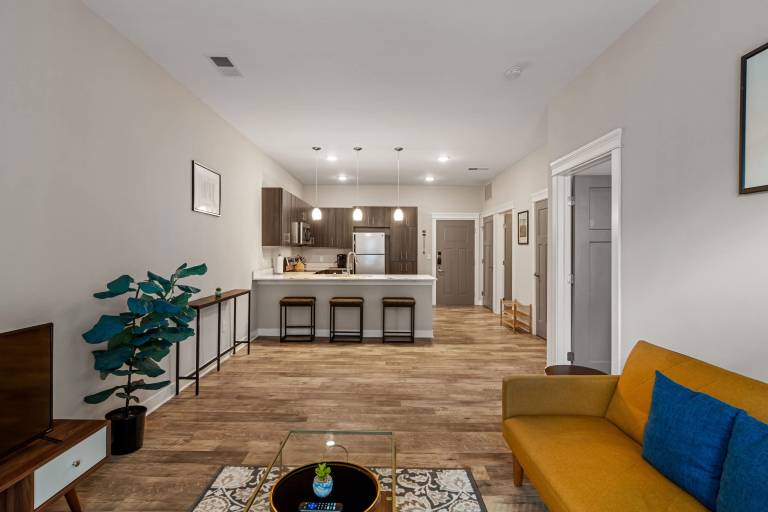CozySuites Penrose 1BR 1BA on Mass w pool parking — photo 2