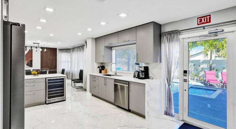 Ultra-Luxury 5BR Villa Heated Pool near Beach — photo 5