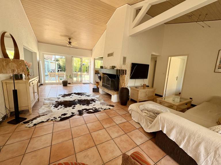 Villa with pool — photo 4