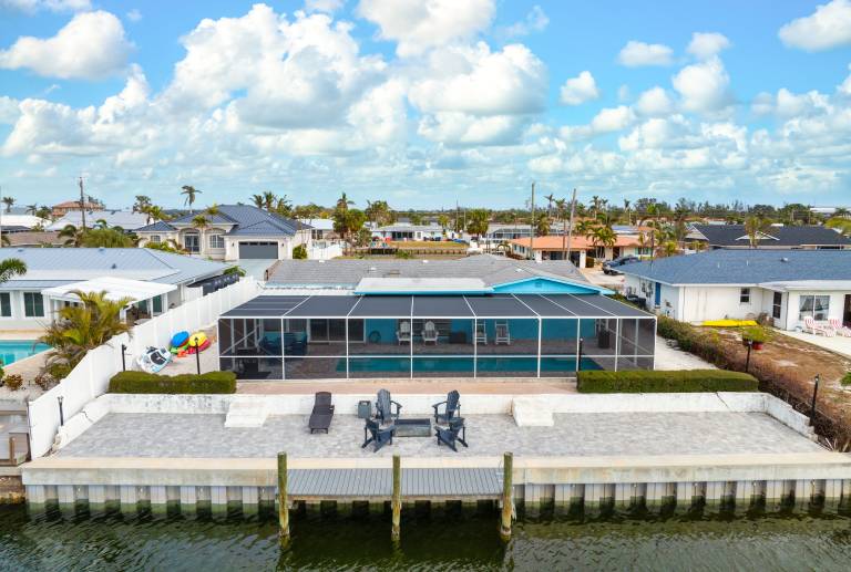Vacation home with barbecue & private pool | Water view — photo 5
