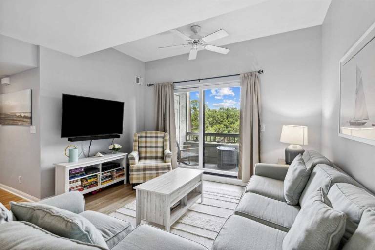 Condo with pool — photo 2