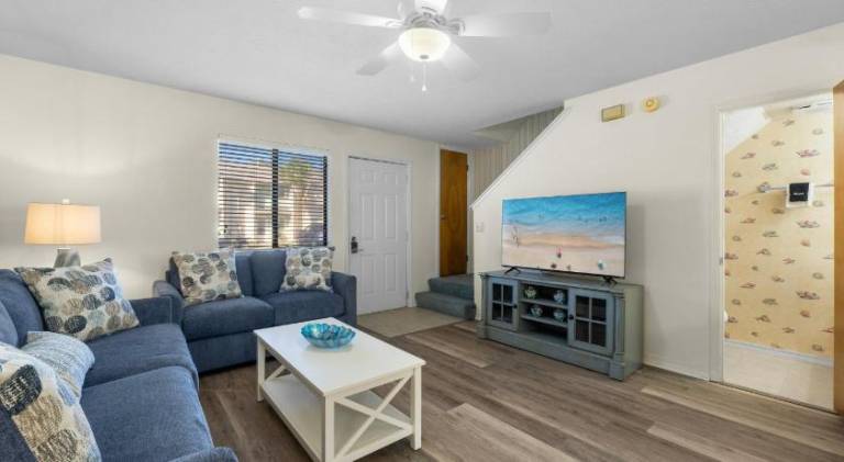 Apartment with pool — photo 2