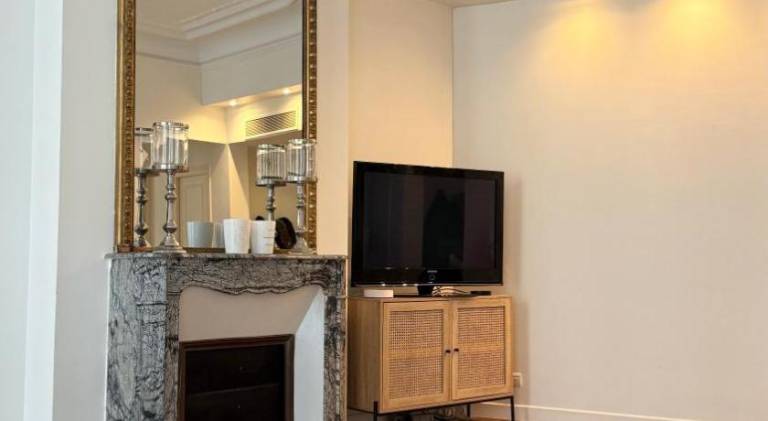 Central Champs Elysee - High Luxury 2 Bedroom Apartment — photo 2