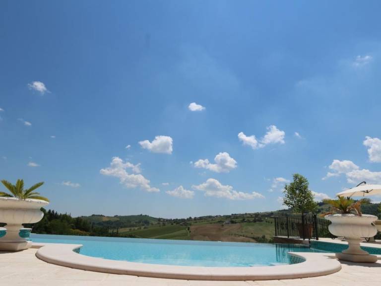 Fully equipped spacious vacation home with barbecue, terrace & yard | Mountain view | Dogs allowed — photo 2