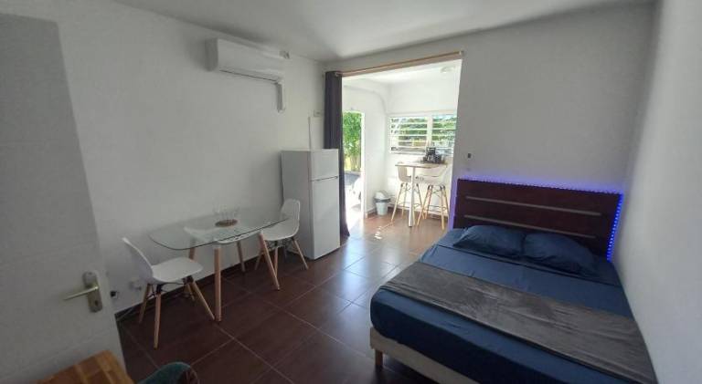 Holiday apartment with yard & pool — photo 2