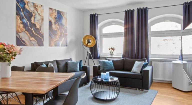 Altstadt - Exklusive 3-Zi-Wohnung fur 6 Personen mit 90 qm, großer Dachterrasse, Parkplatz, WLAN — photo 2