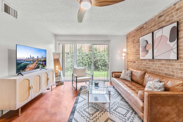 Prime SoCo airy 1BR king suite w pool parking