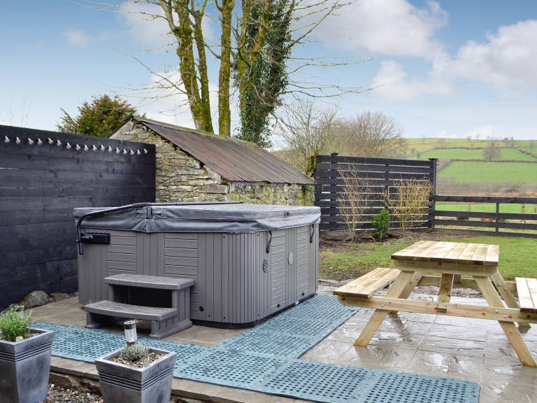 Child-friendly wonderful cottage with jacuzzi & yard | Dogs allowed — photo 2