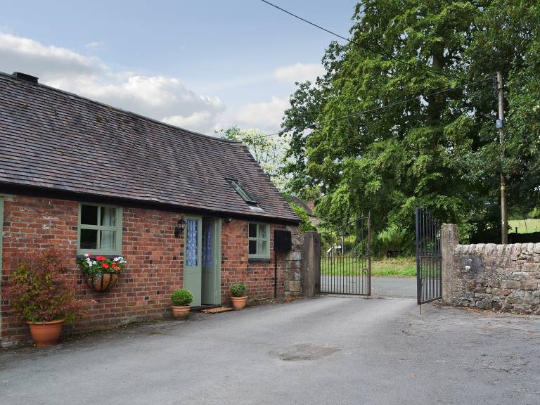 Children-friendly pleasant cottage with patio, garden & grill | River view | Pets are welcome in Stafford