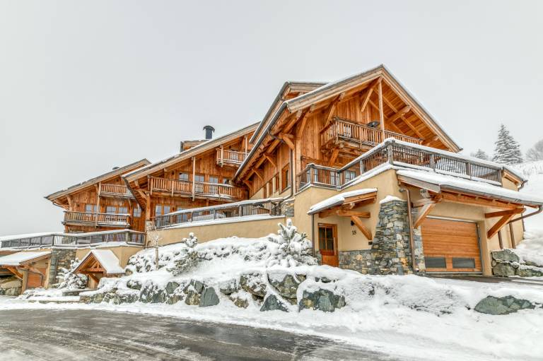 Magnificent Apartment Le Taillefer with Mountain View, Balcony, Ski-In/Ski-Out in Huez