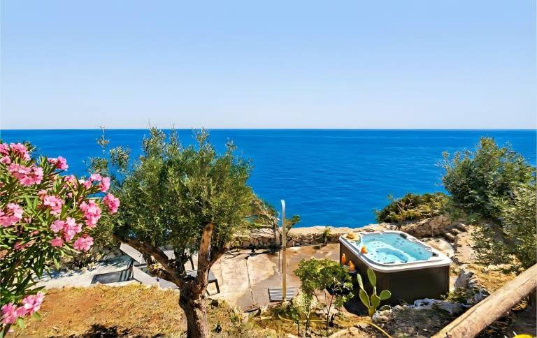 Villa with garden, hot tub & BBQ | Water view | Good for workation — photo 2