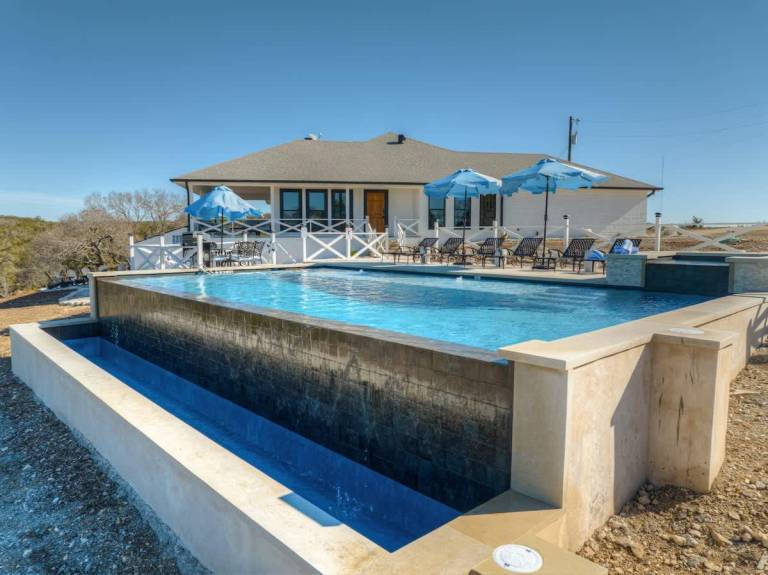 Vacation home with jacuzzi | Pet-friendly in Fredericksburg, TX