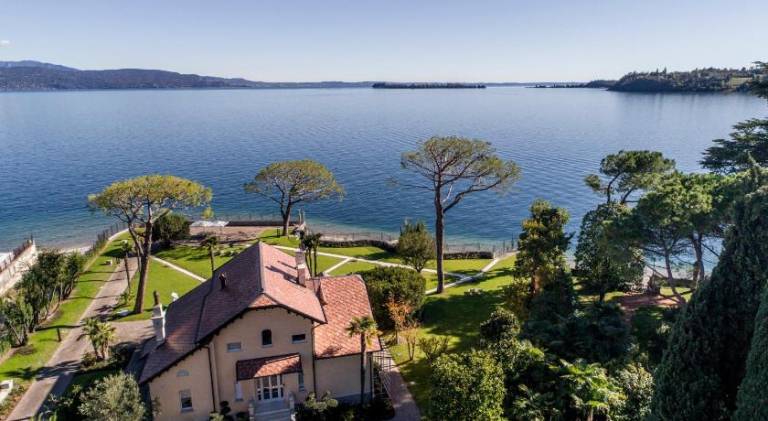 Villa with 5 rooms for 9 persons in Gardone Riviera