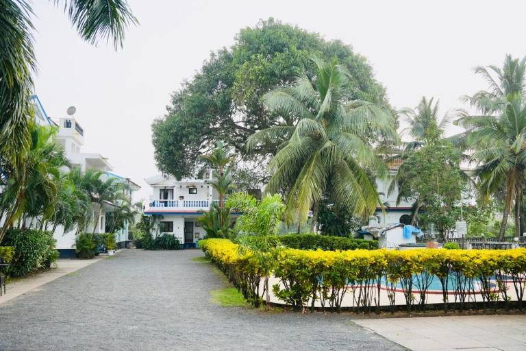 Villa with pool & garden — photo 4