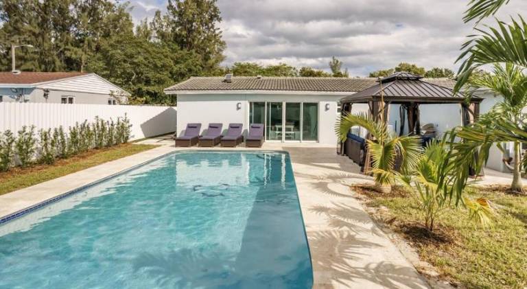 House with pool — photo 4