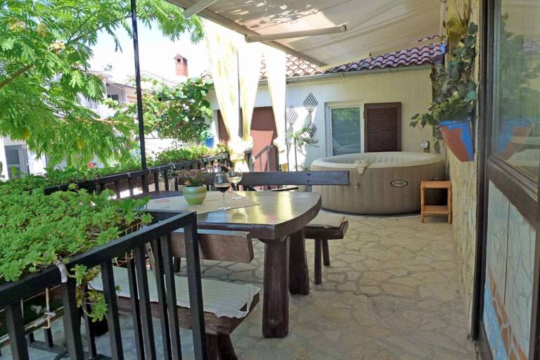Apartment with jacuzzi, patio & garden — photo 2