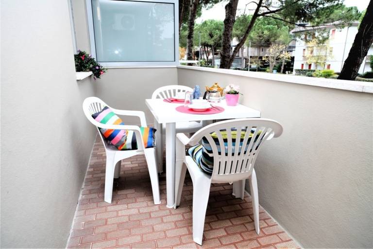 Apartment with patio | Garden view — photo 2
