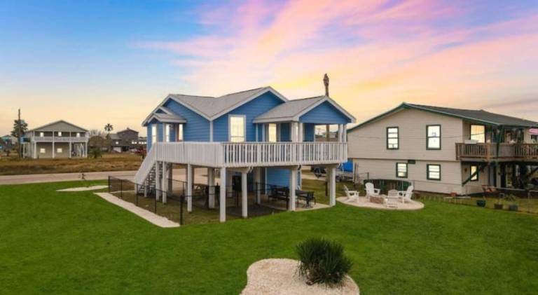 Classic beach house with perfect location, deck and fire pit — photo 5