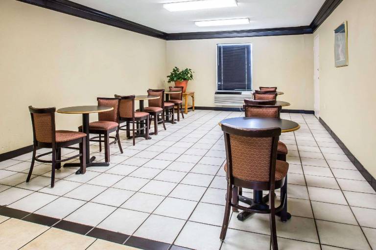 Rodeway Inn Expo Center — photo 4