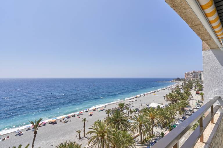 Apartment 'El Rompeolas' with Sea Views and Wi-Fi in Almunecar
