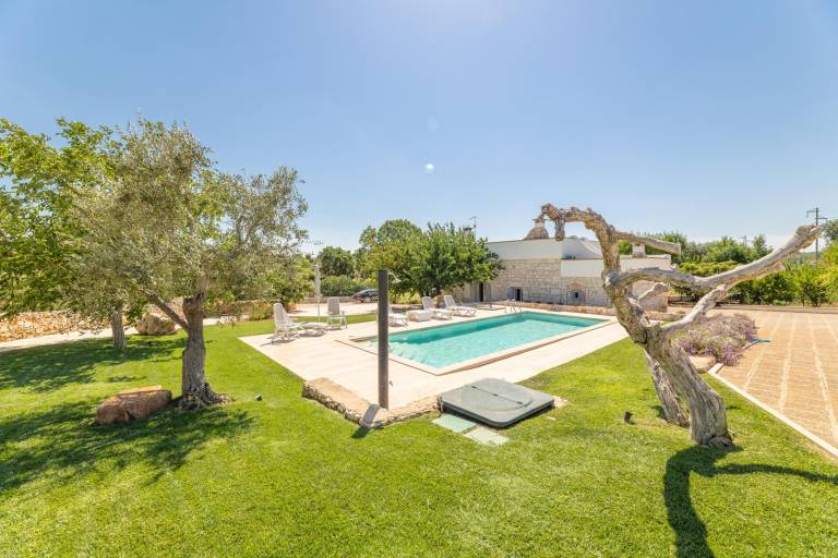 Holiday apartment with private pool, yard & grill — photo 2