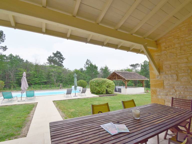 House with jacuzzi, yard & BBQ — photo 3