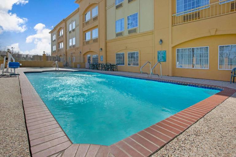 La Quinta Inn & Suites by Wyndham Pearland — photo 4