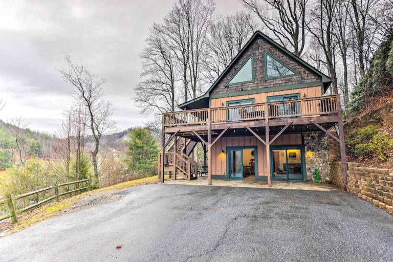 Cabins with Hot Tubs in Boone from 115 HomeToGo