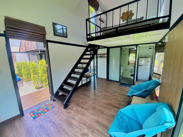 House with garden | Water view — photo 2
