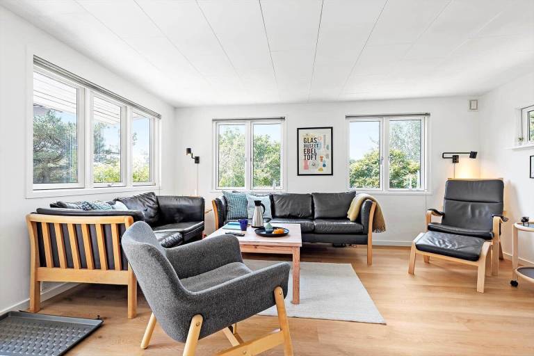 Vacation home with barbecue & patio | Pets allowed — photo 3