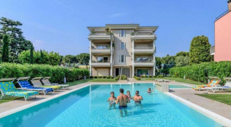 Apartment with pool in Desenzano del Garda