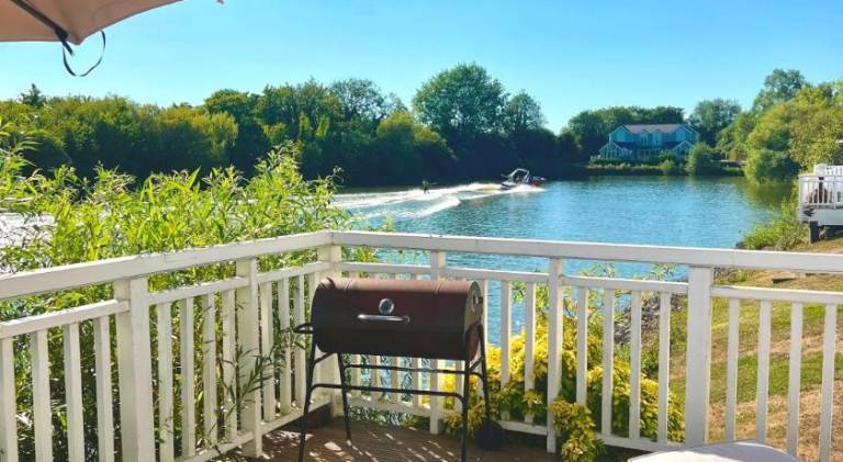 Lodge with terrace & barbecue | Pets are welcome in Cirencester