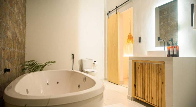 Pleasant villa with hot tub & pool | Pet-friendly — photo 2