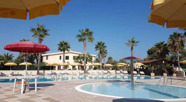 Serviced apartment with yard, patio & BBQ | Next to the beach | Pets allowed in Vieste