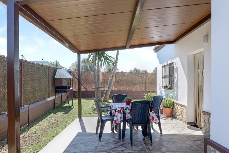 Vacation home with private pool, barbecue & patio | Mountain view — photo 2