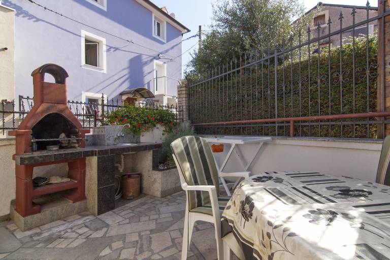 Holiday apartment with patio, yard & barbecue in Medulin