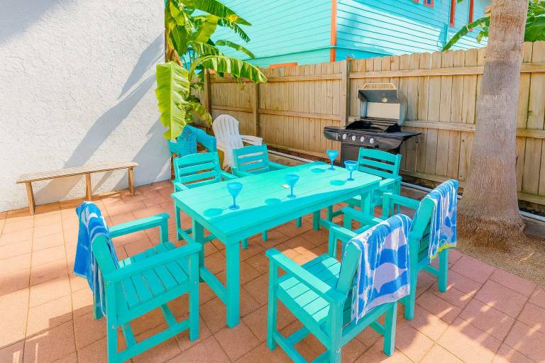 Fun Retro Island Vibe Sleeps 17 Beach 1 block — photo 4