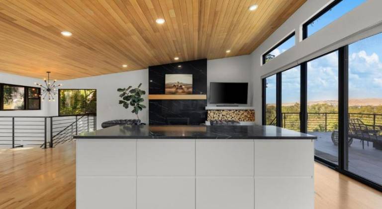 Stunning Views - High End 4BR Home with Hot Tub and Sauna — photo 3