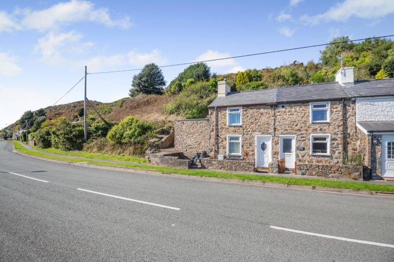 Cottage with terrace in Pwllheli