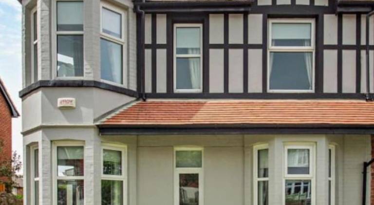 Ty Llwyd - Luxury holiday home sleeping 8, Hot Tub available in Llandudno