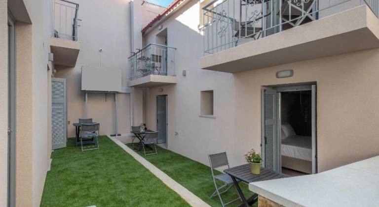 Holiday apartment with patio — photo 3