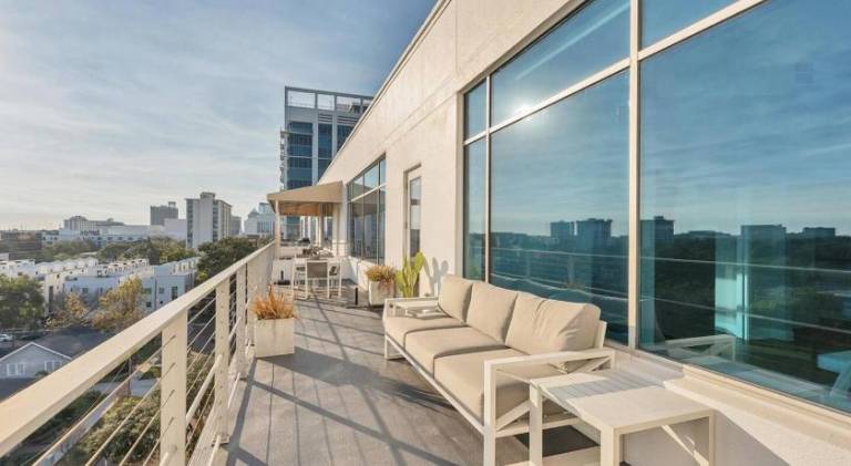 High-End Downtown Orlando Penthouse with Patio — photo 3