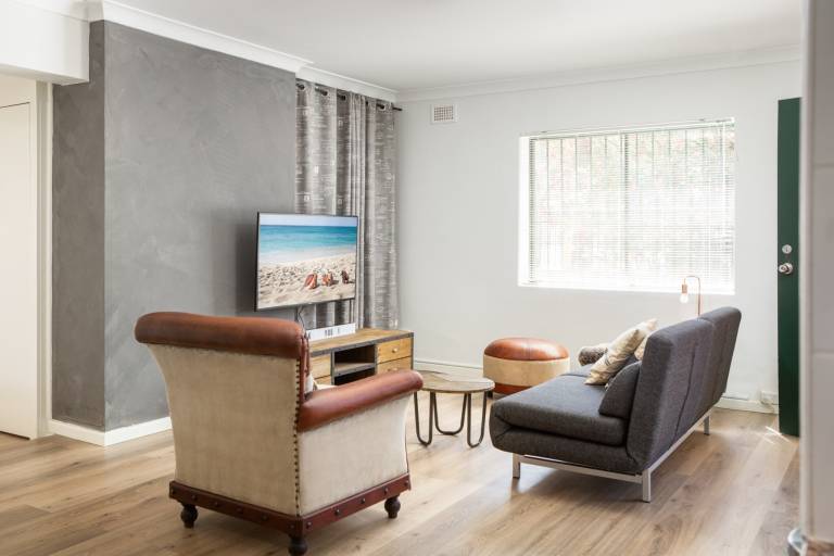 Suburban Two bed Apartment with Parking and Patio